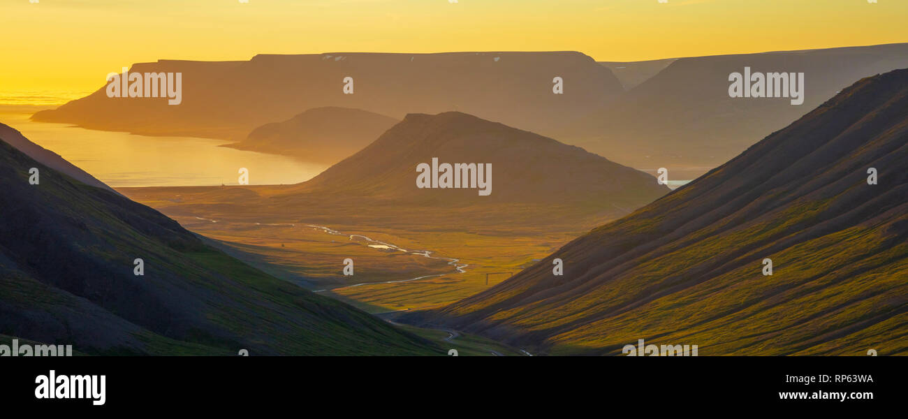 Abendlicher Blick aus Hrafnseyrarheidi Mountain Road in Richtung Pingeyri und Dyrafjordur Fjord, Westfjorde, Island. Stockfoto