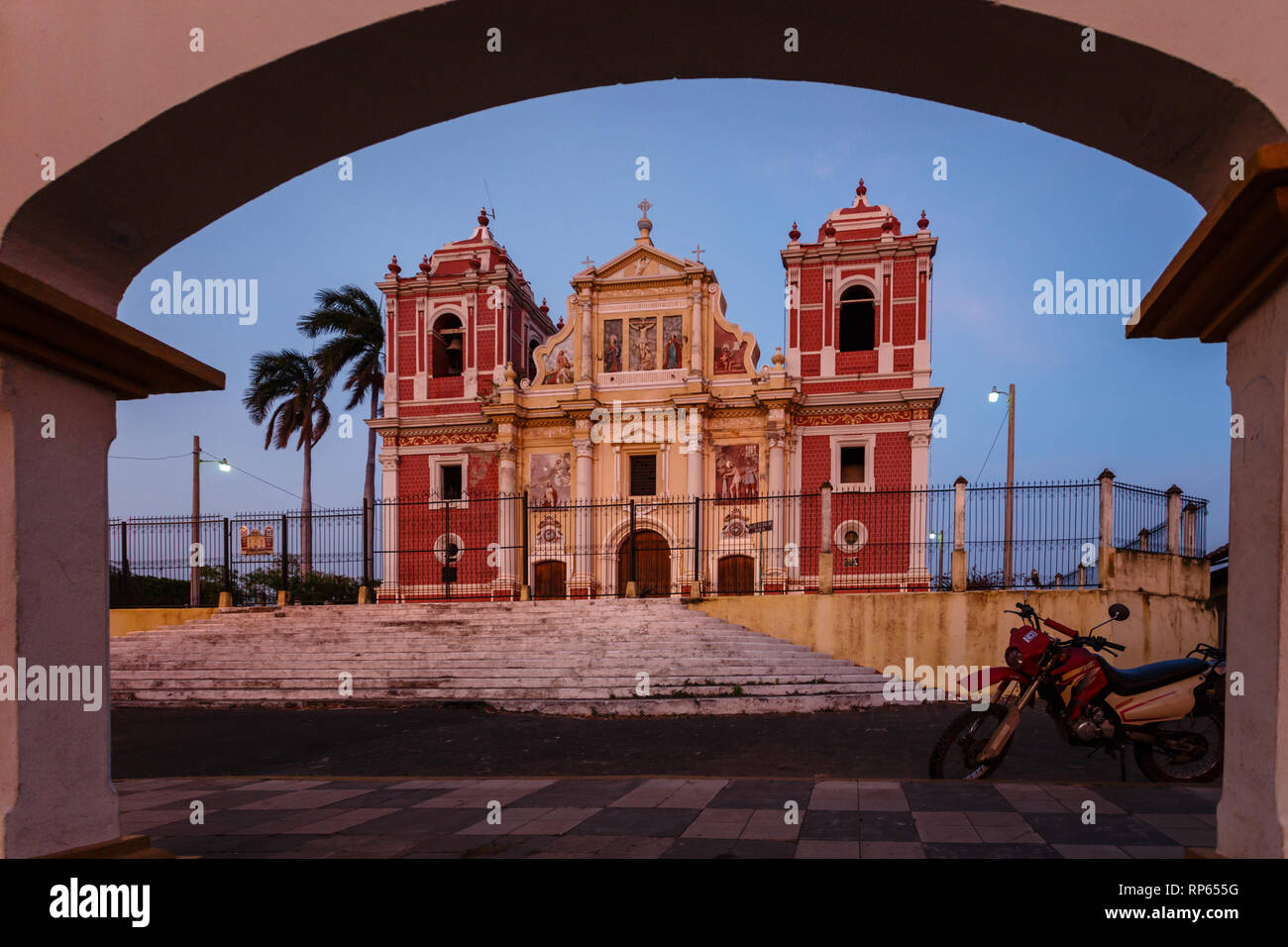 Ansicht der Vorderseite der Kathedrale durch einen benachbarten Torbogen in Leon, Nicaragua Stockfoto