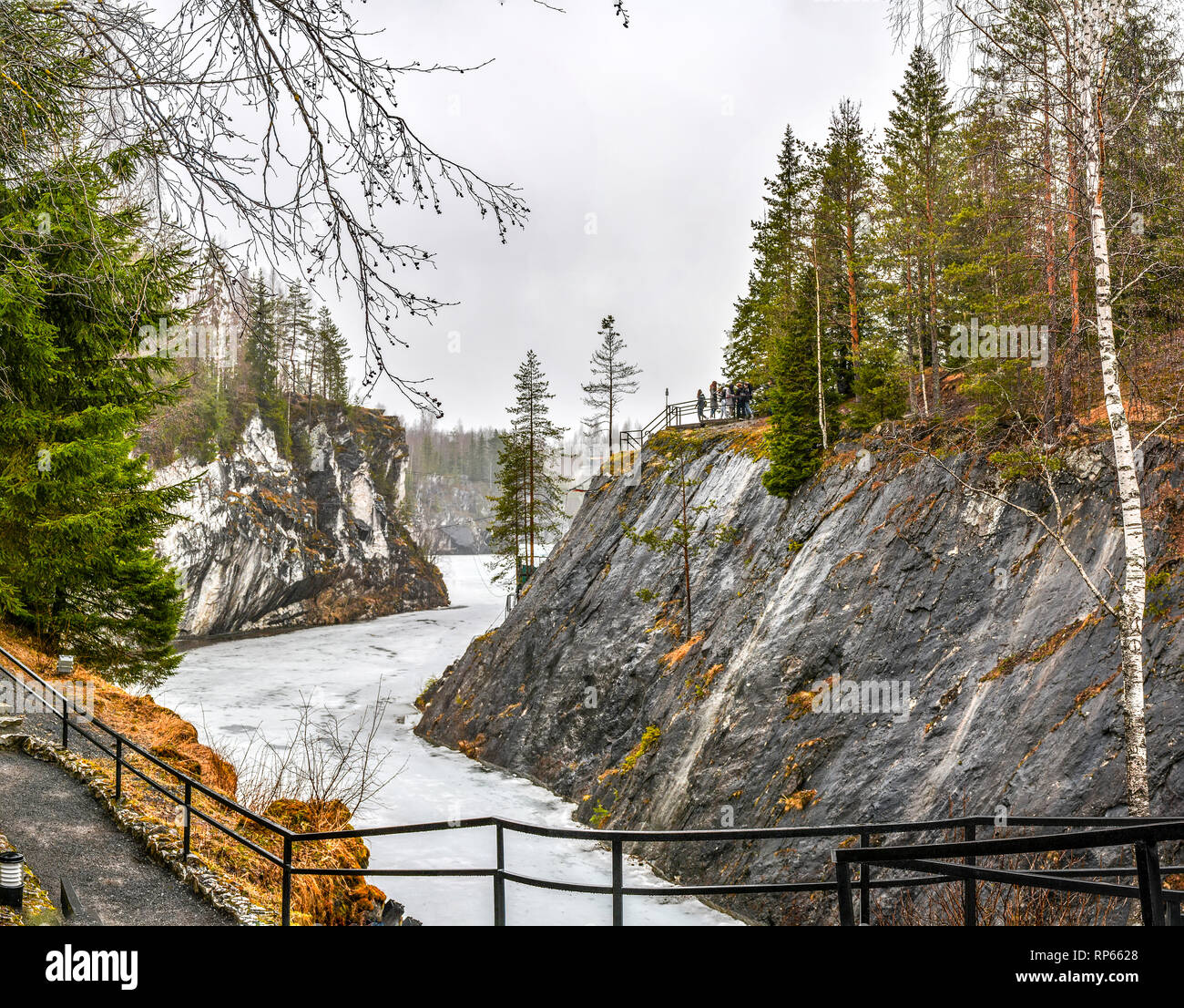 Mountain Park 'Ruskeala'. Touristische Objekt in Sortavala Bezirk der Republik Karelien. Durch Grundwasser gefüllt, einem ehemaligen Steinbruch. Stockfoto