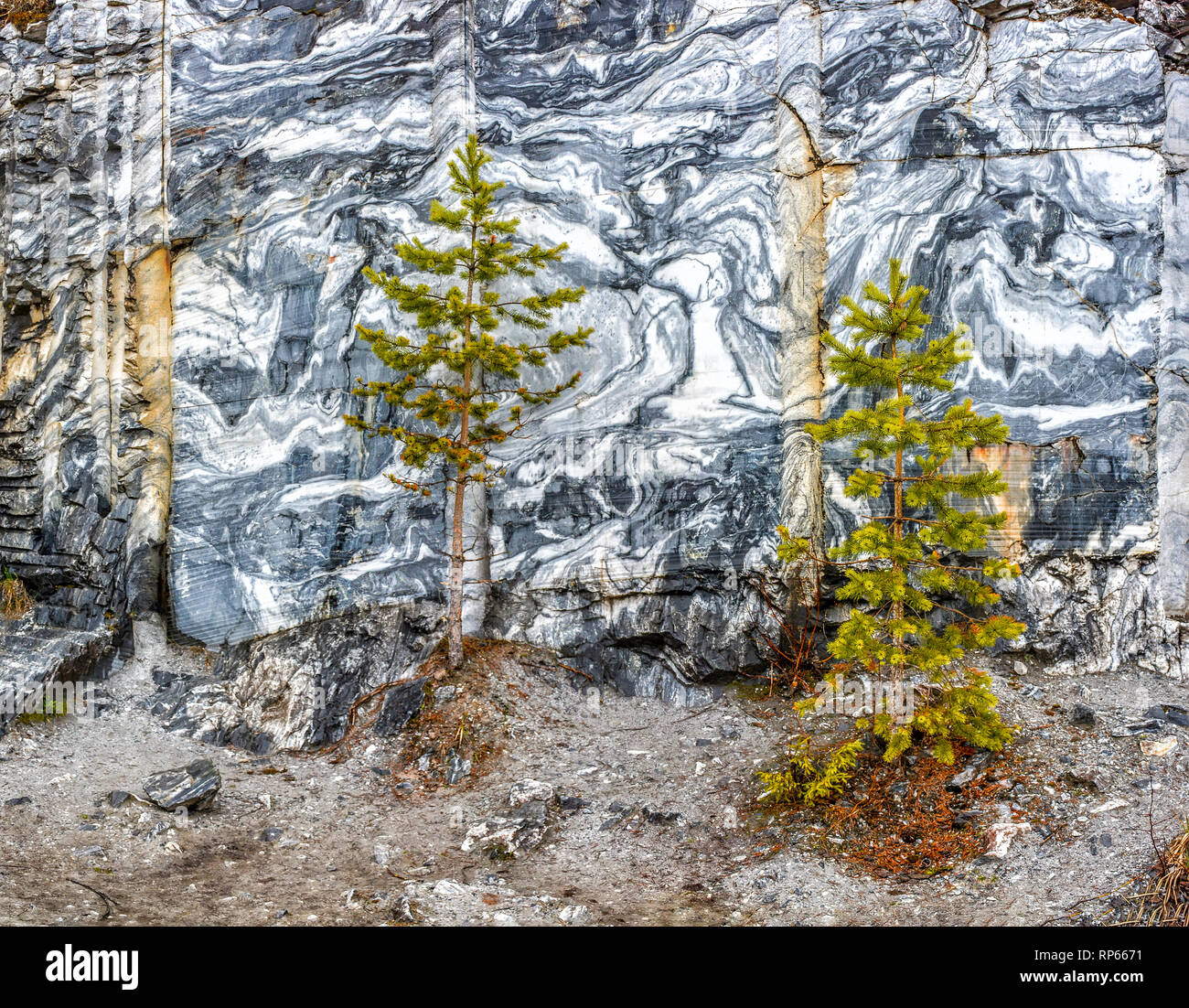 Mountain Park 'Ruskeala'. Touristische Objekt in Sortavala Bezirk der Republik Karelien. Durch Grundwasser gefüllt, einem ehemaligen Steinbruch. Stockfoto