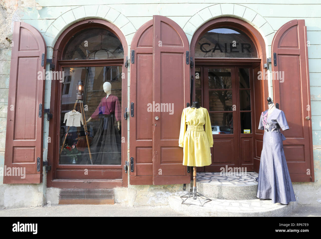 Wunderschöne Kleider und Stoff store Caier auf Strada Avram Iancu in der Altstadt von Sibiu in Siebenbürgen, Rumänien Stockfoto
