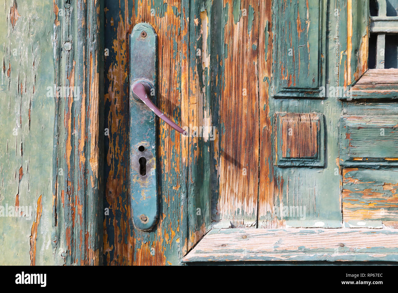 Detail der alten, hölzernen Tür auf der Strada Avram Iancu in der historischen Altstadt von Sibiu in Siebenbürgen, Rumänien Stockfoto