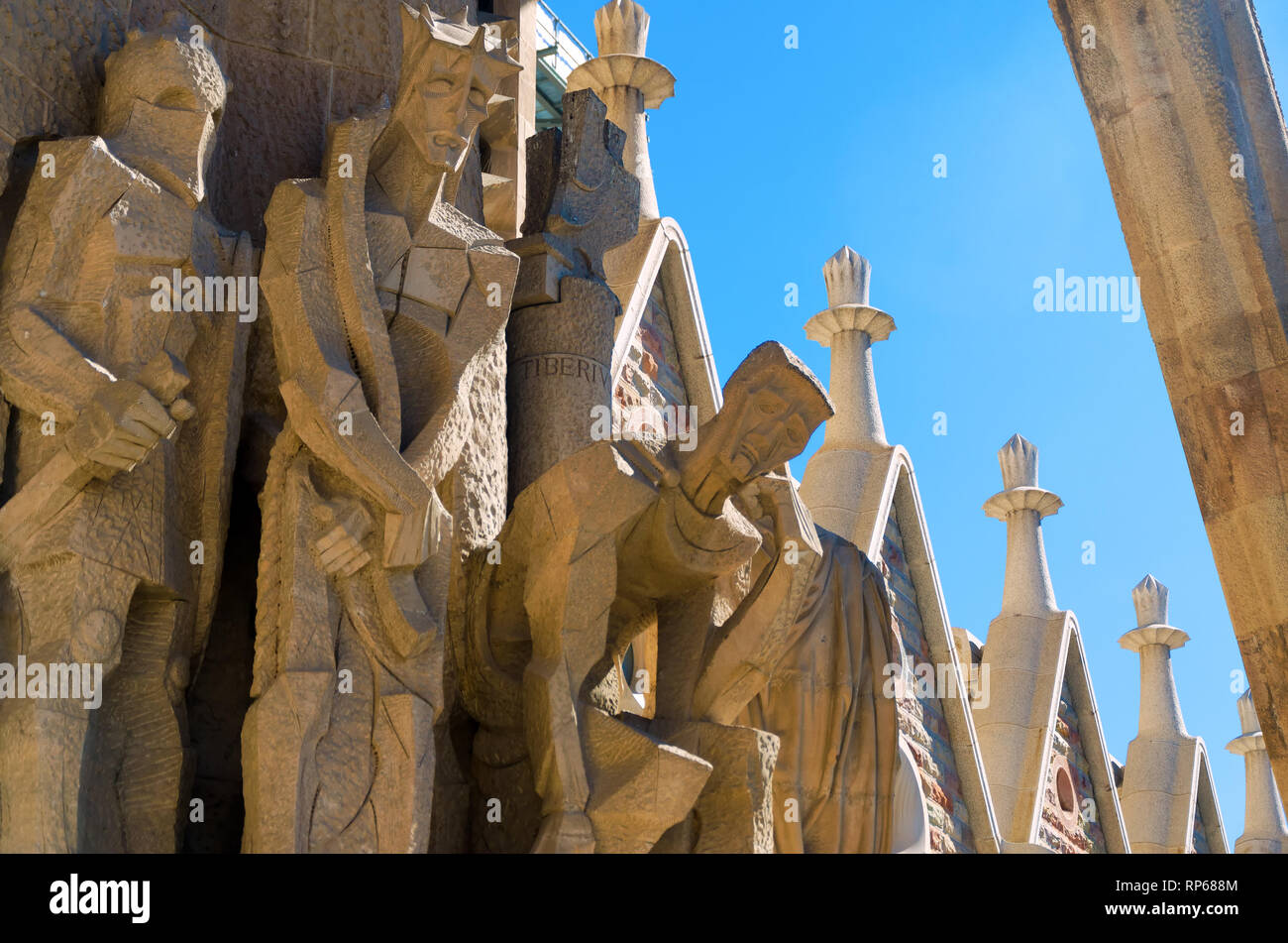 Schöne Skulpturen schmücken die Fassade der Kirche Sagrada Familia in Barcelona, Spanien. Stockfoto