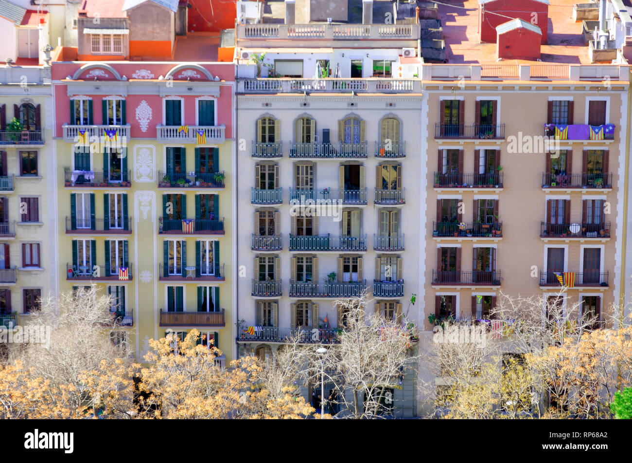 Blick auf bunte Gebäude mit der klassische europäische Architektur in Barcelona, Spanien Stockfoto