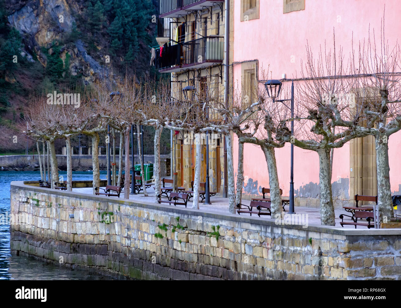 Rosa Gebäude am Wasser in Pasai Donibane, Spanien Stockfoto