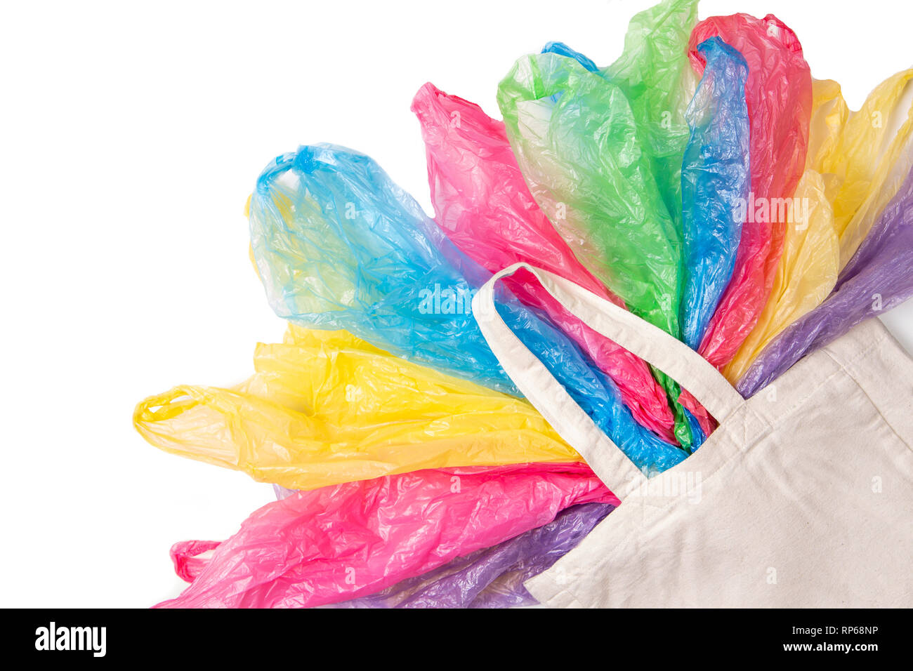 Viele einzelne verwenden Plastiktüten in einem Eco natürliche wiederverwendbare Shopping Bag auf weißem Hintergrund. Null Abfall, Umweltfreundlich, kein Plastik Konzept Stockfoto