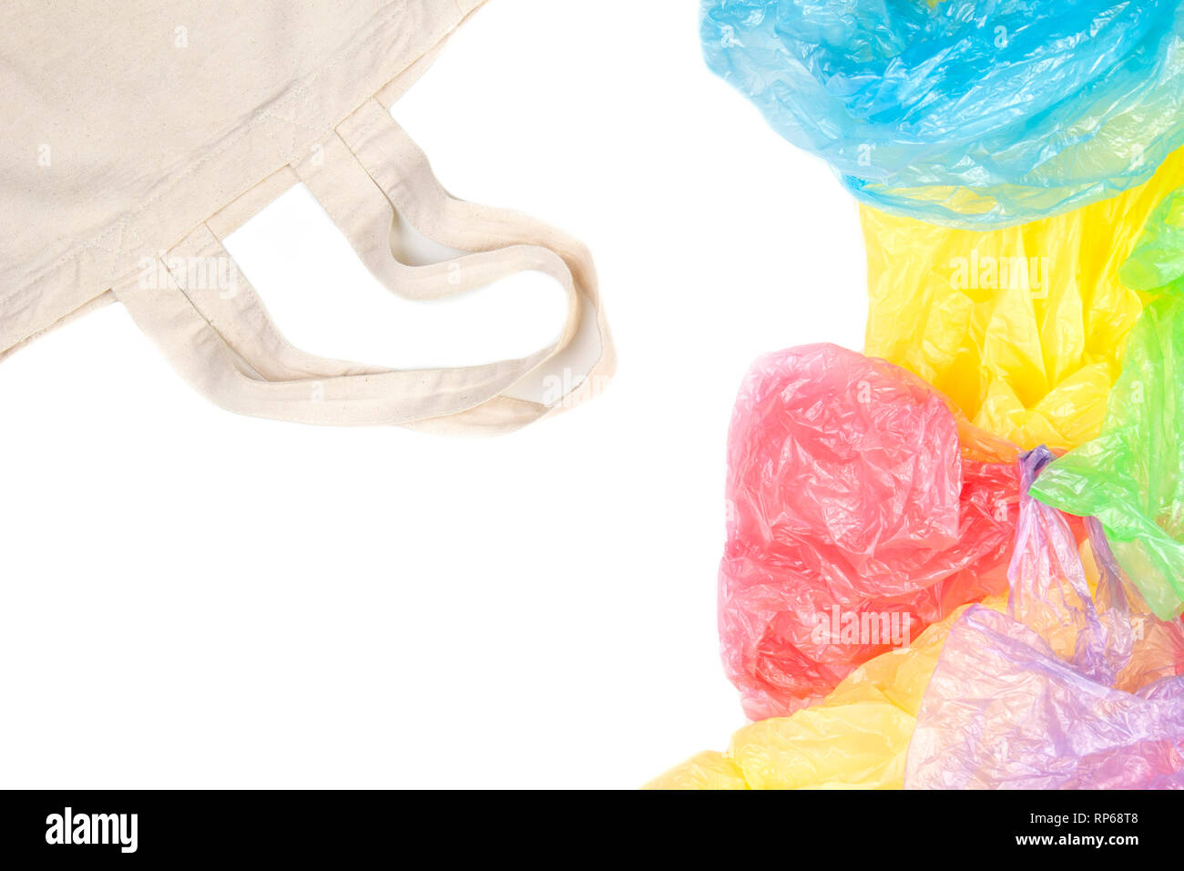 Viele einzelne verwenden Plastiktüten mit einem eco-natürlichen wiederverwendbare Shopping Bag auf weißem Hintergrund. Null Abfall, Umweltfreundlich, kein Plastik Konzept Stockfoto