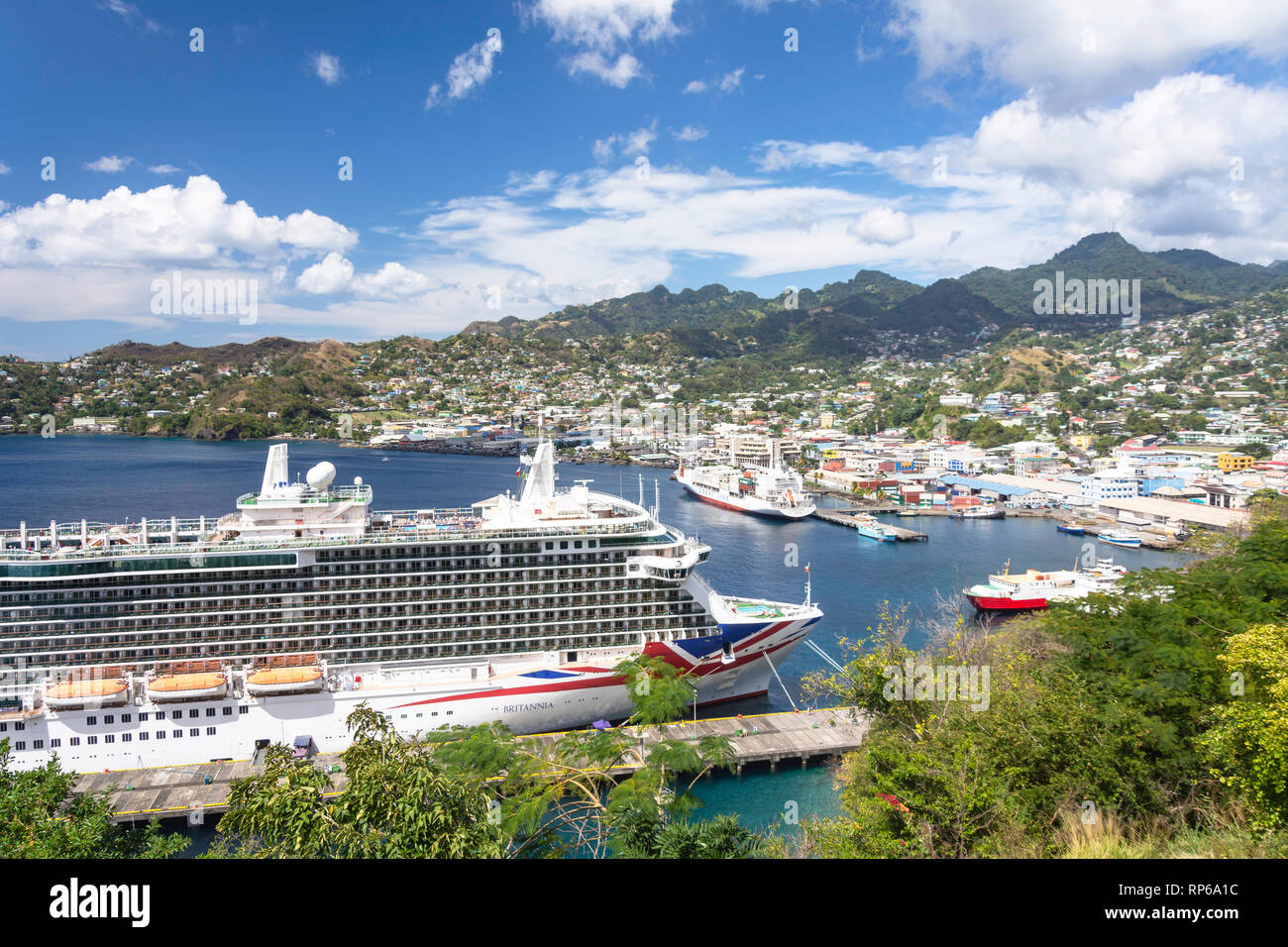 Blick auf die Stadt zeigt P&O Britannia Kreuzfahrtschiff, Kingston, Saint Vincent und die Grenadinen, Kleine Antillen, Karibik Stockfoto