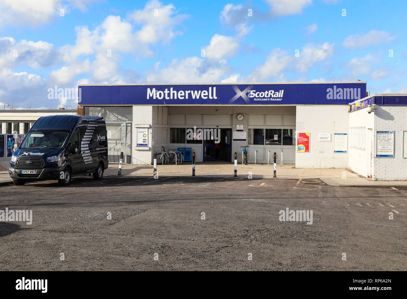 Motherwell Bahnhof in North Lanarkshire mit einem scotrail Van auf dem Parkplatz. Stockfoto