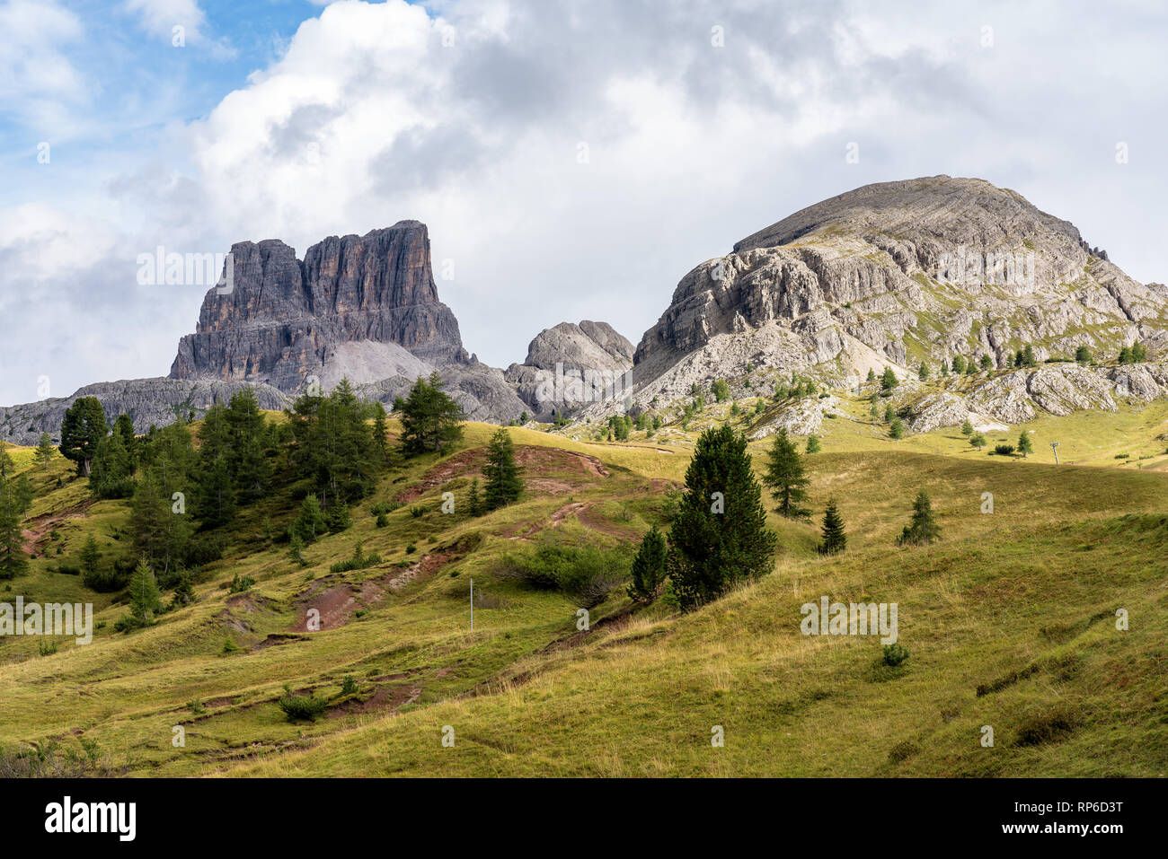Passo Falzarego am sonnigen Herbsttag. Dolomiten, Italien Stockfoto