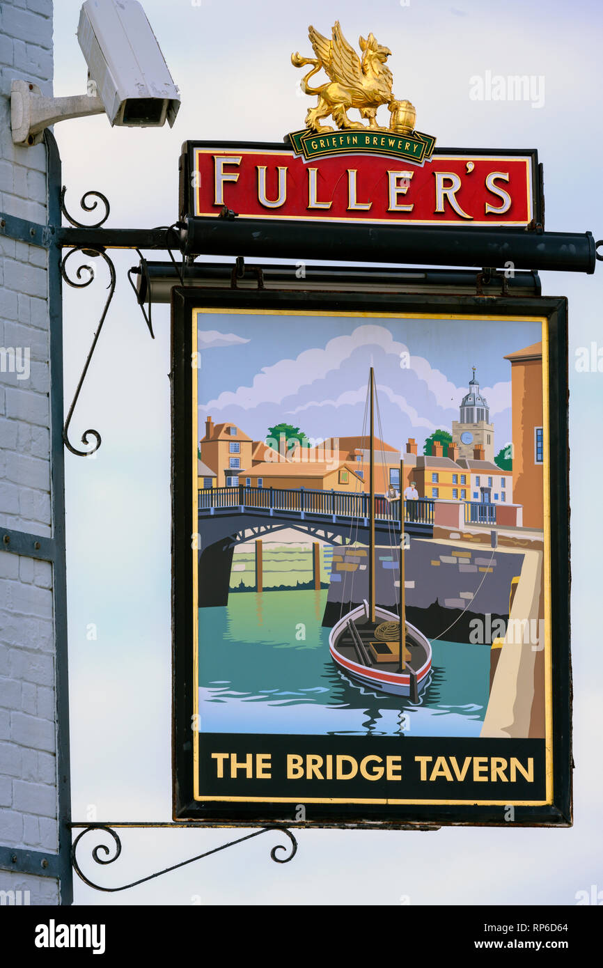 Hängende pub Schild an der Brücke Tavern Public House, Spice Island, Portsmouth, Portsmouth, Hampshire, England, UK. Stockfoto