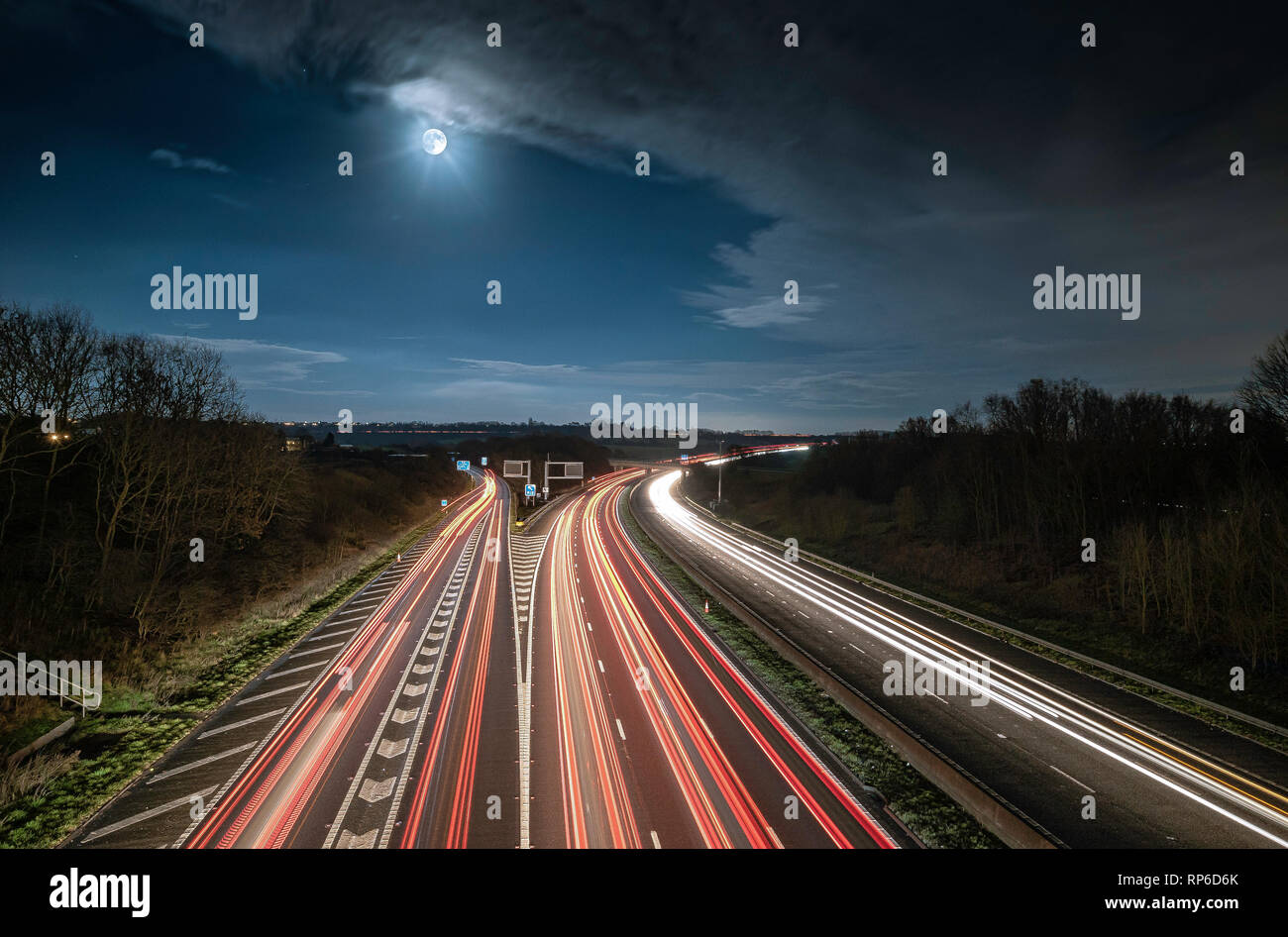 Leichte Wanderwege auf der Autobahn M1 Stockfoto