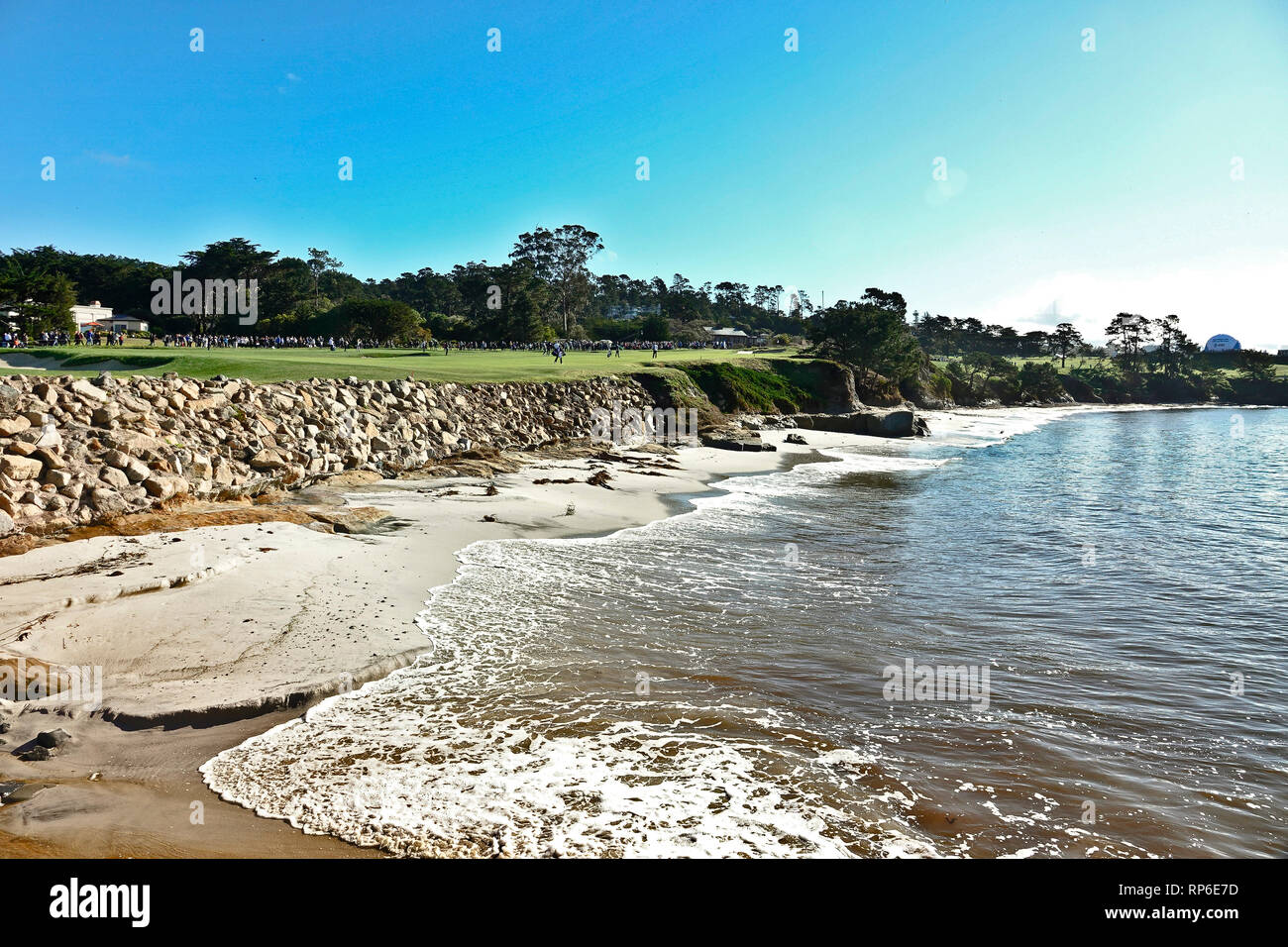 11. Februar, 2019 Pebble Beach Golf Links, CA, USA Das 4. Loch in Pebble Beach Golf Course, der Strand am Beach Club während der AT&T P Stockfoto