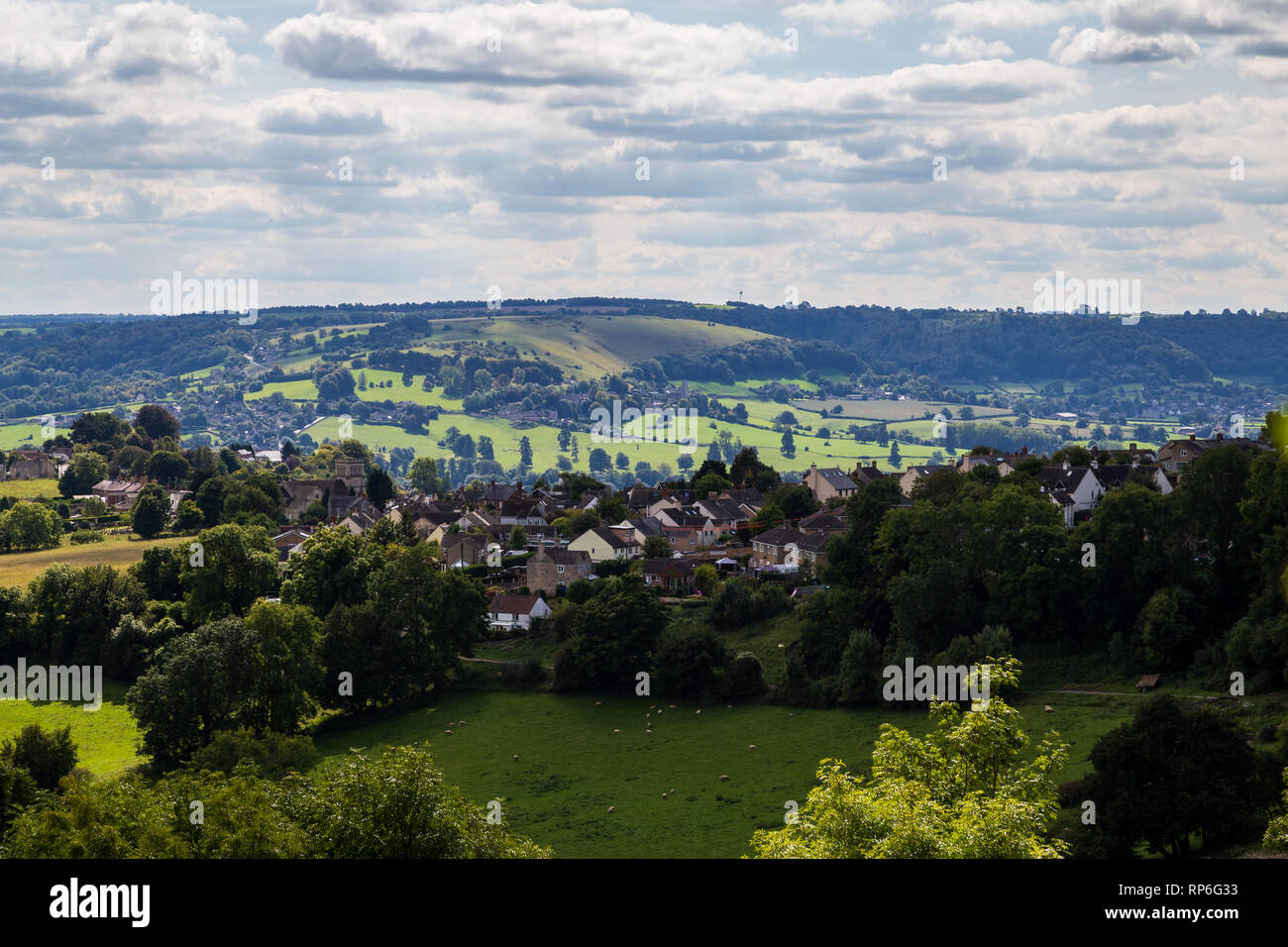 Blick vom Aussichtspunkt auf das umliegende Tal an der britischen Landschaft an einem sonnigen Tag mit Wolken im Himmel, haresfield Beacon, Cotswold Way, Großbritannien Stockfoto