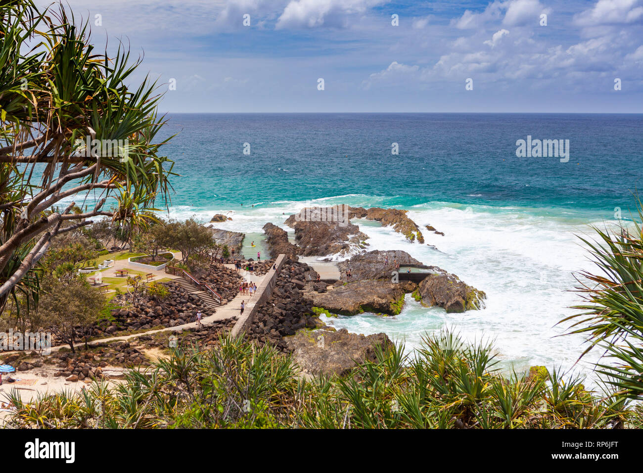 Leute genießen Snapper Felsen und Pool in Coolangatta, QLD, Australien Stockfoto