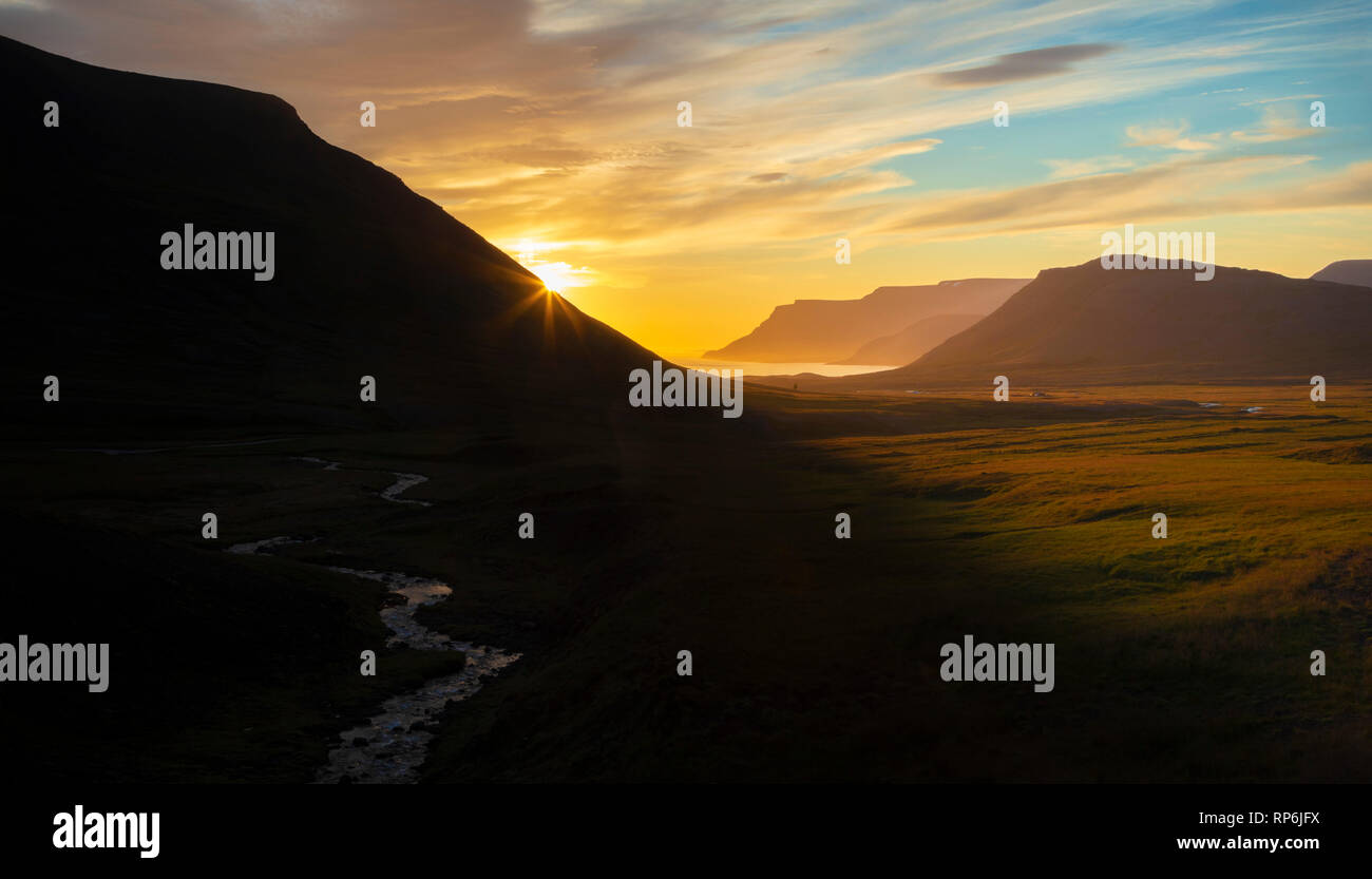 Sonnenuntergang über Dyrafjordur, Westfjorde, Island. Stockfoto