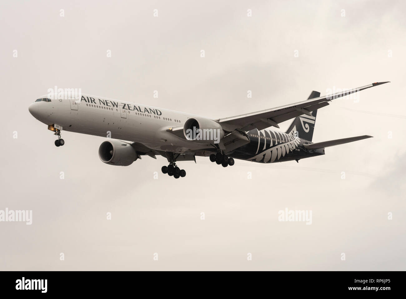 Air New Zealand Boeing 777 ZK-okn Jet Airliner Flugzeug Landung in London Heathrow Flughafen, Großbritannien, bei schlechtem Wetter. 777-319 extended range Stockfoto