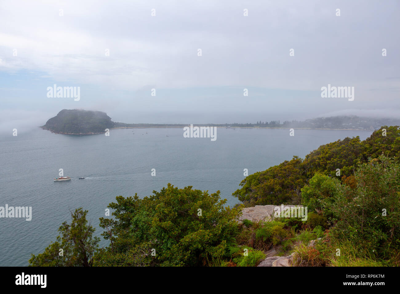 Barrenjoey Leuchtturm gesehen von West Head Aussichtspunkt im Ku-ring-gai Chase National Park in Sydney, Australien Stockfoto