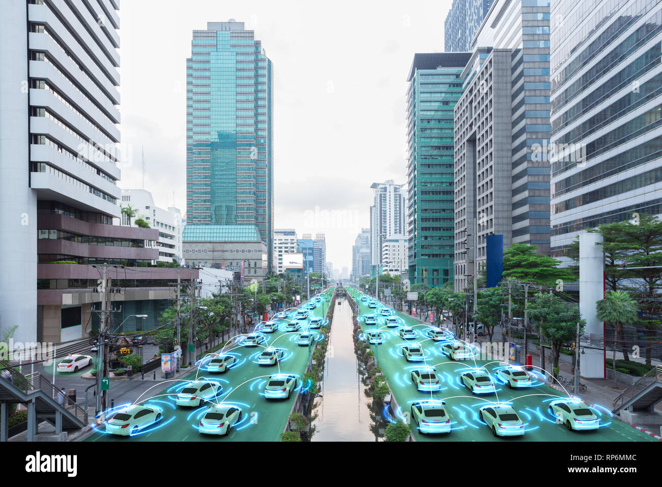 Intelligente Autos mit automatischen Sensor fahren auf Metropole mit drahtloser Verbindung Stockfoto