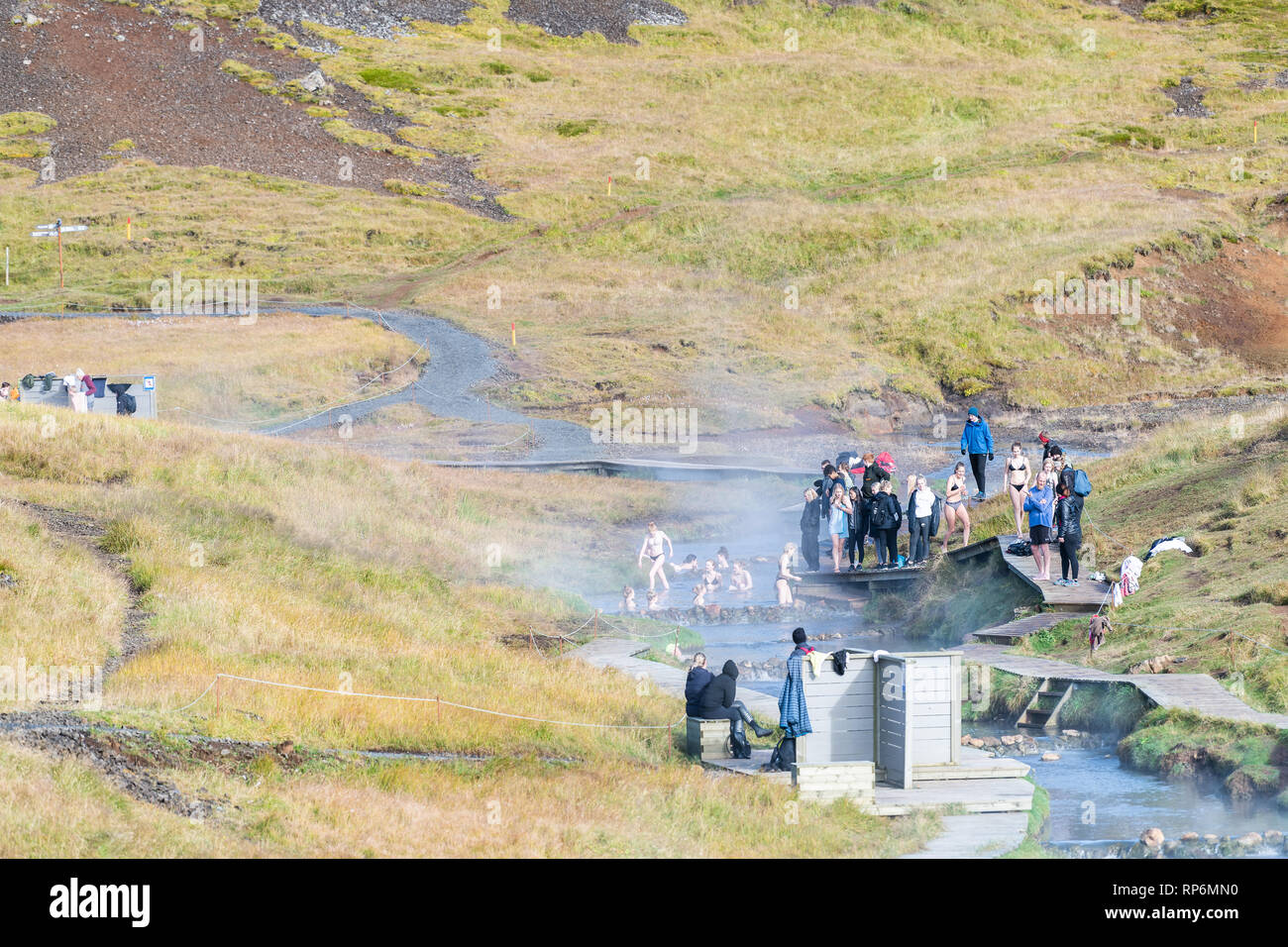 Hveragerdi, Island - 18. September 2018: Leute Baden Baden in heißen Quellen auf Trail im Reykjadalur im Herbst Tag im Süden Islands auf goldenen Stockfoto