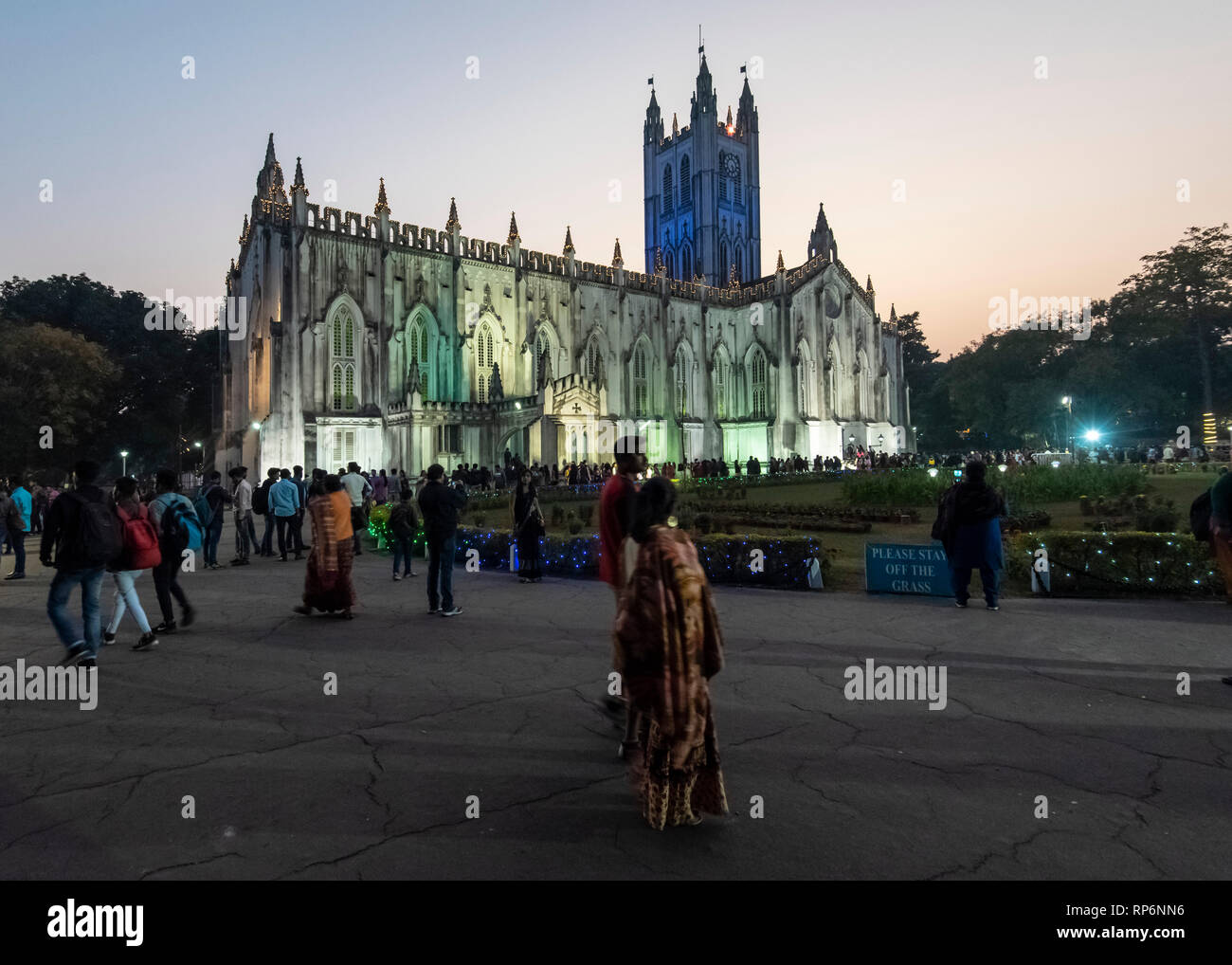 Die St Paul's Kathedrale auf dem Gelände des Victoria Memorial mit lokalen Menschen zu Fuß Besuch in Kalkutta in Dämmerung Abend Nacht. Stockfoto