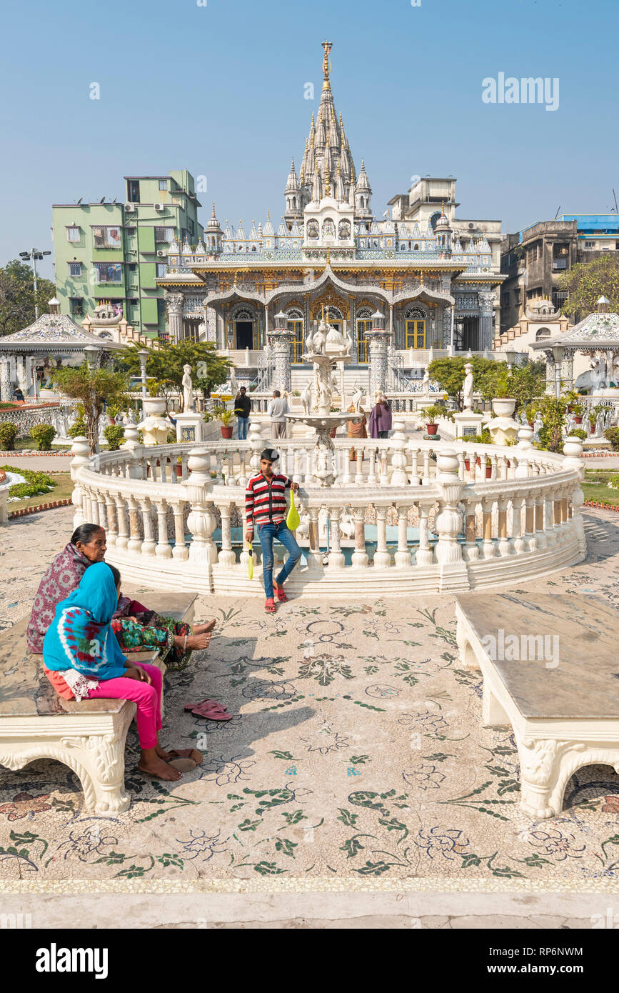 Kalkutta Jain Tempel (auch als Parshwanath Tempel oder Sheetalnath ji-Tempel und Gärten) ist ein Jain Tempel in Badridas Temple Street und eine große Tour Stockfoto