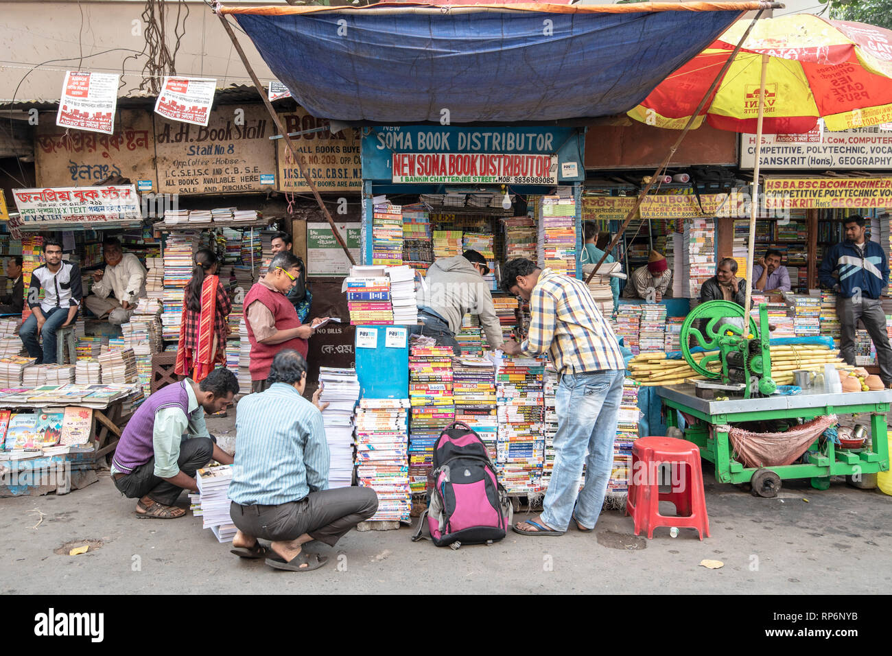 Pädagogische buch Verkäufer in Kalkutta mit vielen lokalen Leute, Surfen für Bücher zu kaufen. Stockfoto