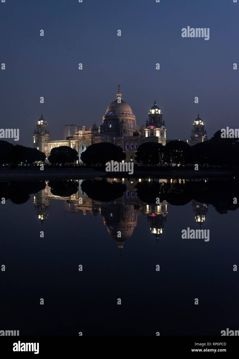 Eine Nacht Dämmerung Abend Blick auf die Queen Victoria Memorial in Kalkutta spiegelt sich im Wasser der westlichen Teich gespiegelt. Stockfoto