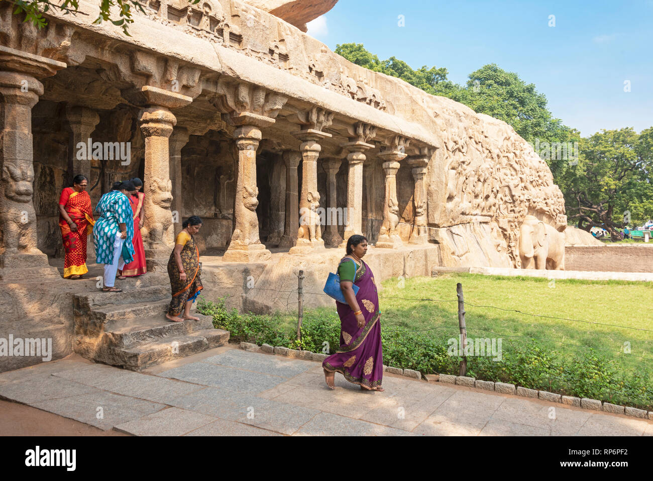 Lokale indische Frauen verlassen die Herabkunft des Ganges oder Arjunas Buße Denkmal in Mamallapuram zeigt die komplizierte Felszeichnungen an einem sonnigen Tag. Stockfoto