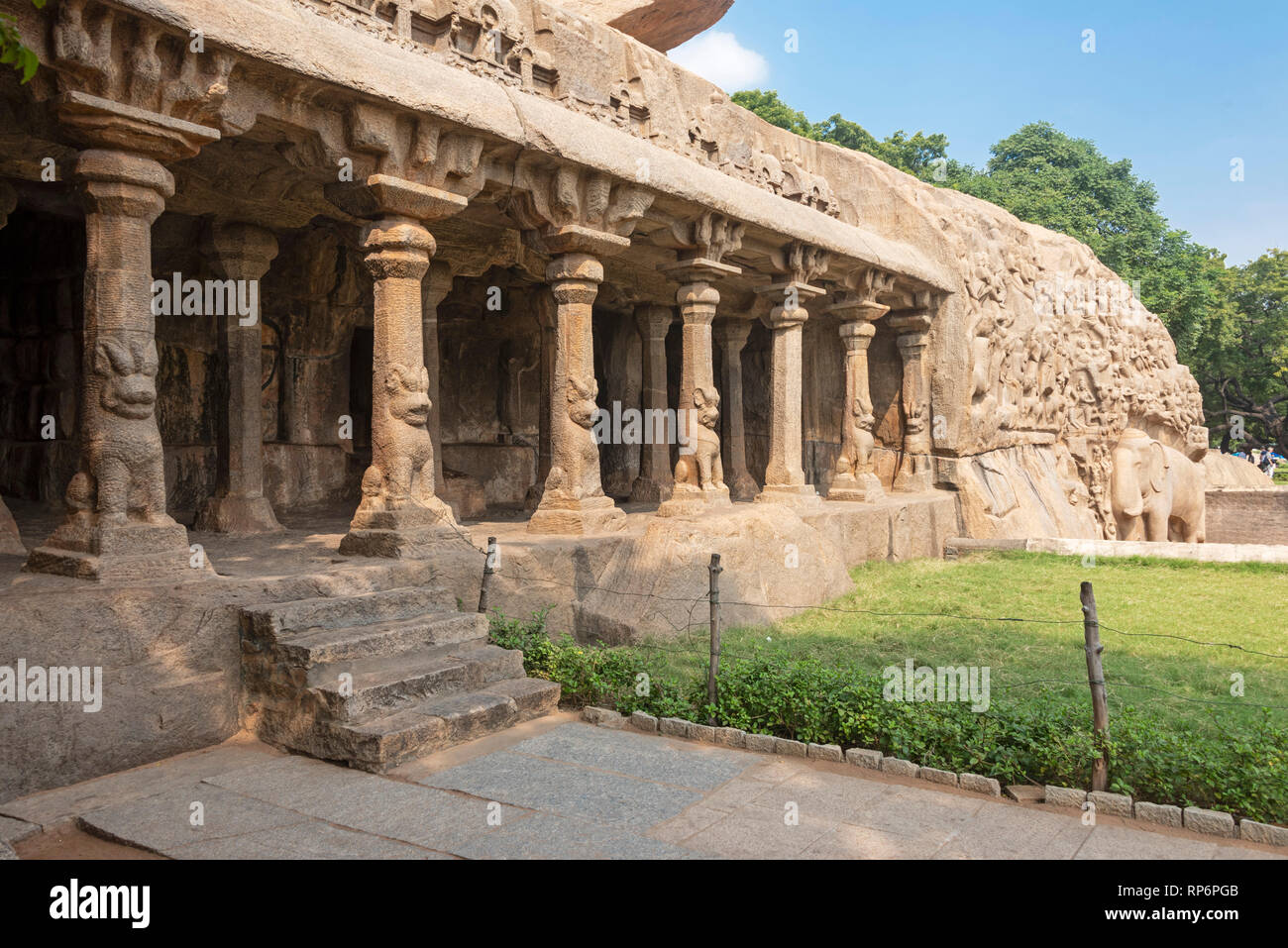 Abstieg des Ganges ist ein Denkmal an Mamallapuram. Messung von 29 m × 13 m, es ist eine riesige Open-Air-rock Relief auf zwei monolithischen Felsen Felsen geschnitzt. Stockfoto