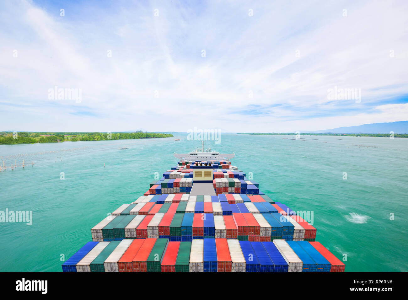 Luftaufnahme Container frachter und kommerzieller Ebene für Transport und Logistik import export Konzept Stockfoto