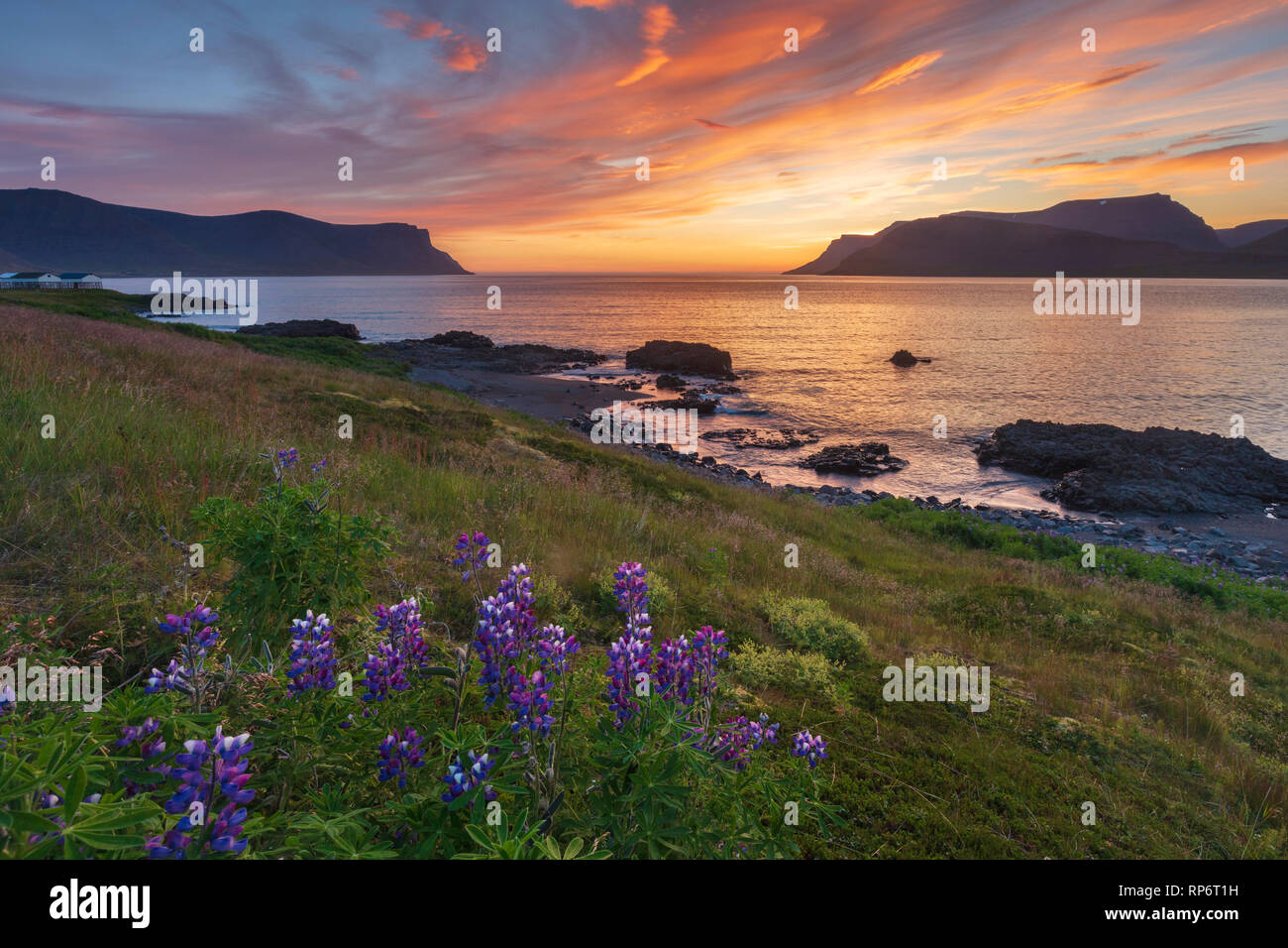 Küsten Sonnenuntergang über Dyrafjordur Fjord, aus der Nähe von Pingeyri. Westfjorde, Island. Stockfoto