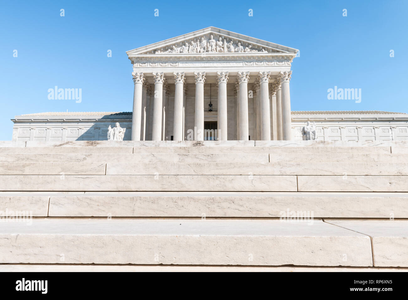 Washington DC, USA Schritte Treppe der Oberste Gerichtshof Marmor Gebäude Architektur auf dem Capitol Hill mit Säulen Säulen Stockfoto