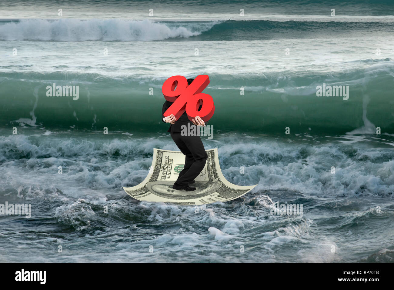 Unternehmer, die 3D-Symbol der Prozentsatz auf Geld Boot im Meer mit Wave kommen Stockfoto