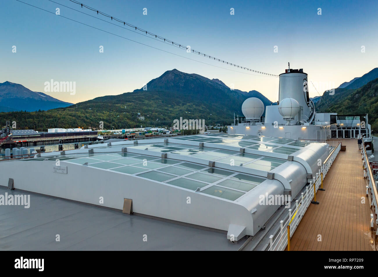 September 15, 2018 - Skagway, AK: Sport deck und geschlossene Magrodome von Holland America des Volendam, beim Andocken am Hafen von Skagway. Stockfoto