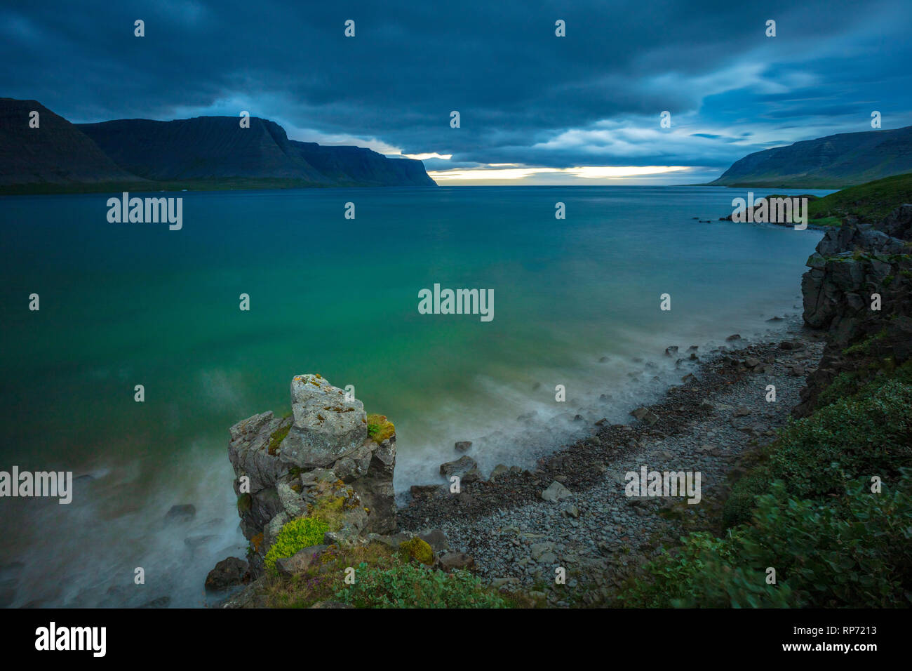 Blick über den Fjord patreksfjordur an der Küste der Halbinsel Latrabjarg. Westfjorde, Island. Stockfoto