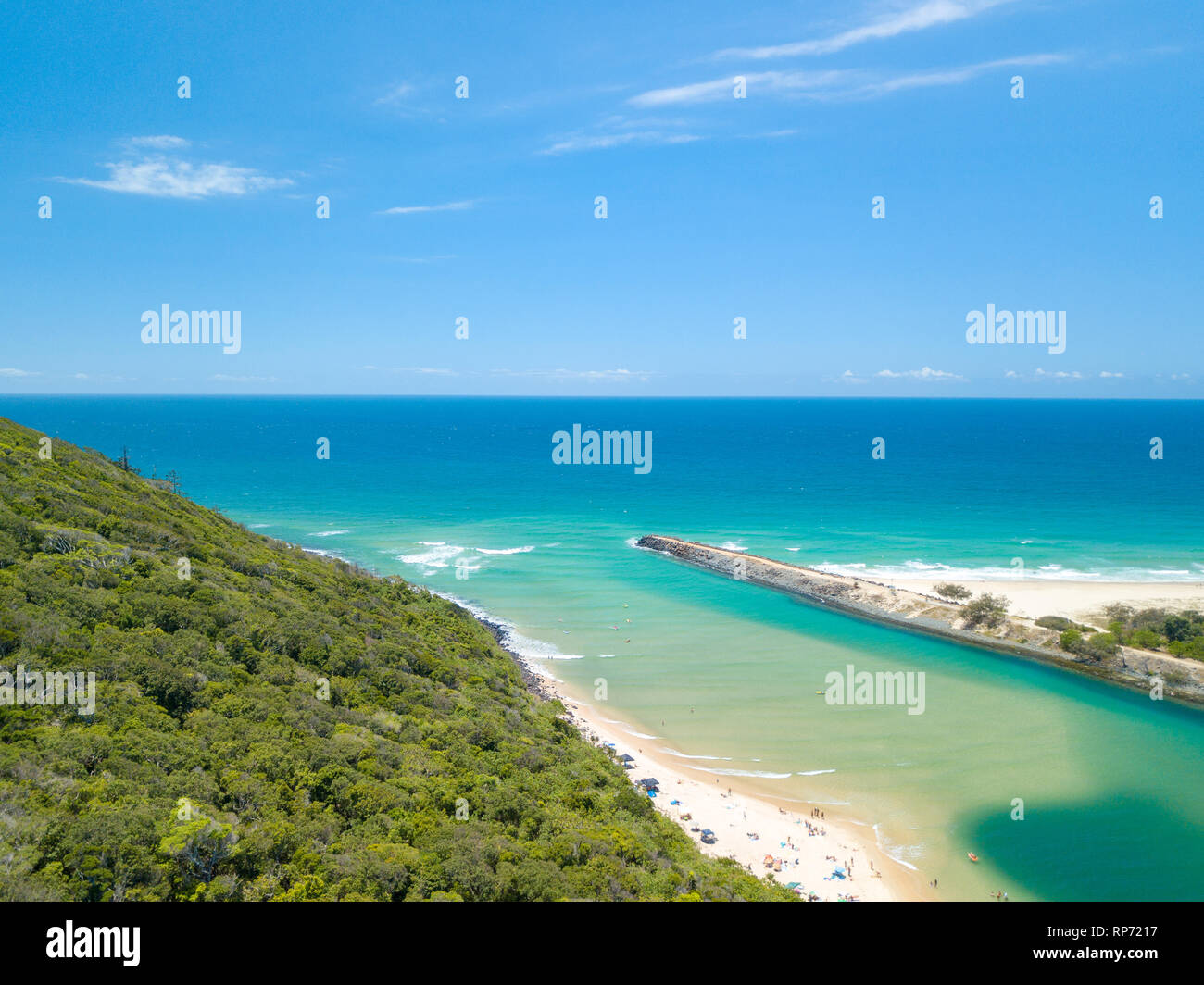 Eine Luftaufnahme von tallebudgera Creek an einem sonnigen Tag mit blauen Wasser an der Gold Coast in Queensland, Australien Stockfoto