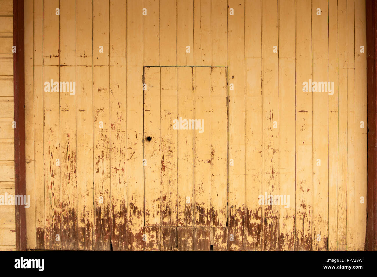 Retro Holz Tür Hintergrund mit Verwitterten gelbe Farbe und Raum. Stockfoto