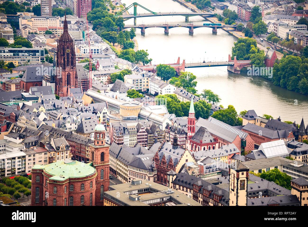 Über anzeigen in der Frankfurter Altstadt Stadtzentrum - Römerberg Square, St. Bartholomäus Kathedrale und St. Pauls Kirche. Stockfoto