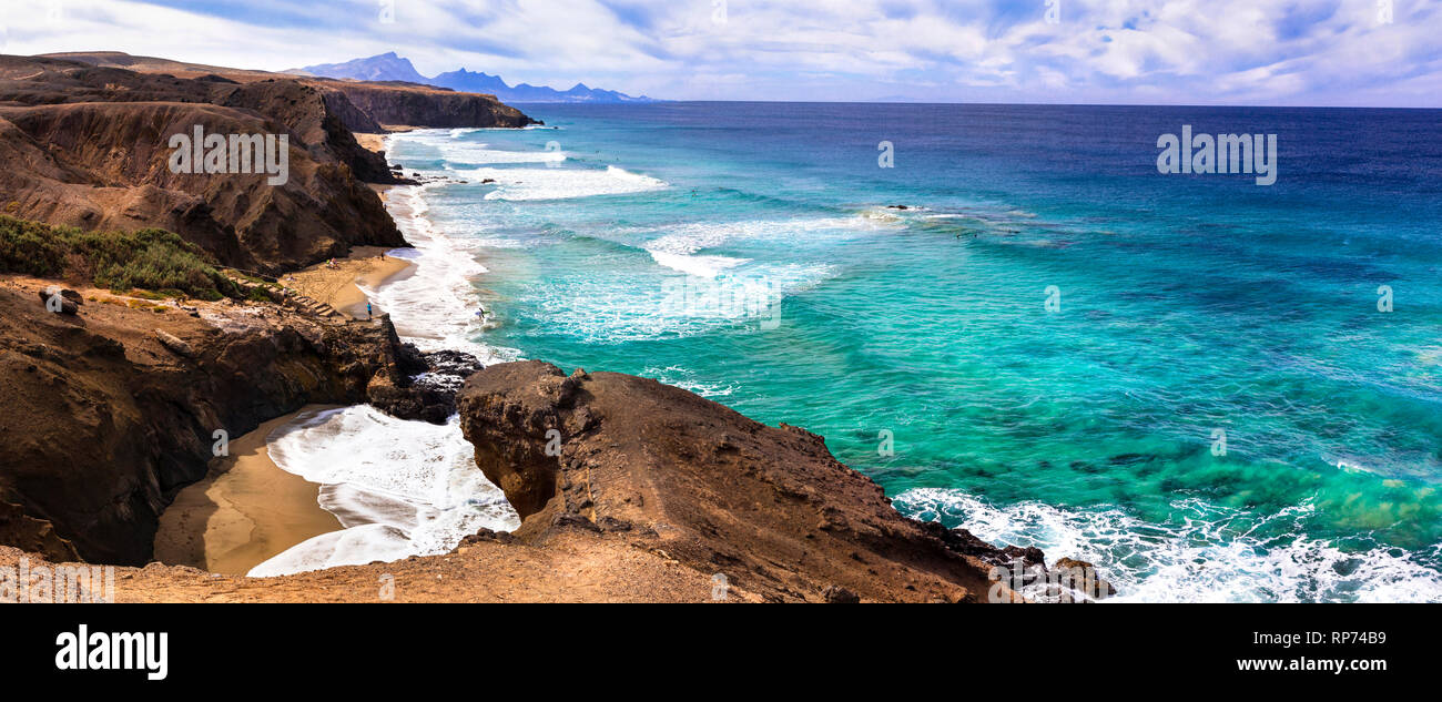 Beeindruckende Viejo Rey Beach, mit Blick auf das Meer und die Berge, La Pared, Fuerteventura, Spanien. Stockfoto