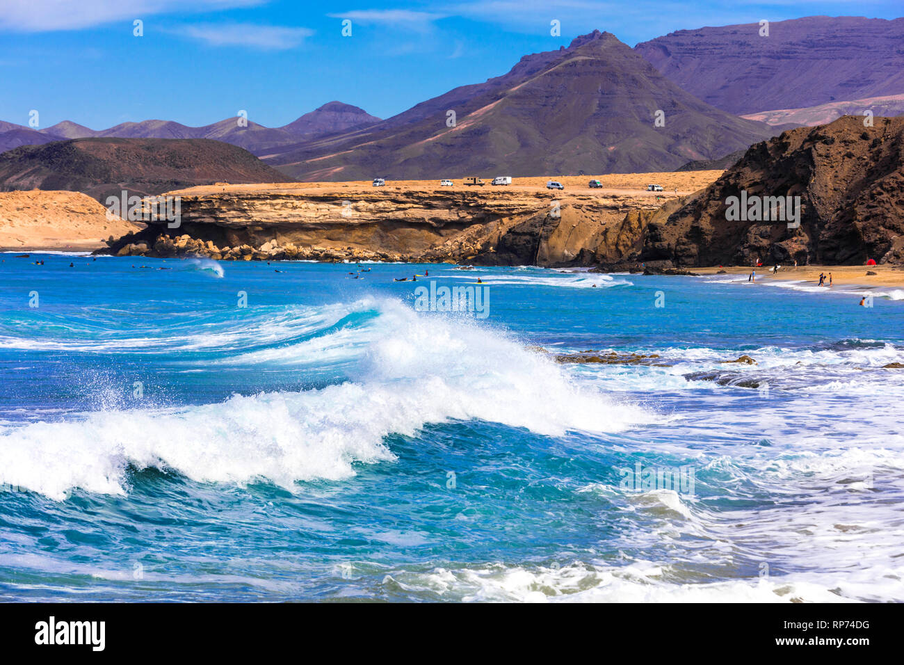 Beeindruckende Viejo Rey Beach, mit Blick auf das türkisfarbene Meer und Berge, La Pared, Fuerteventura, Spanien. Stockfoto
