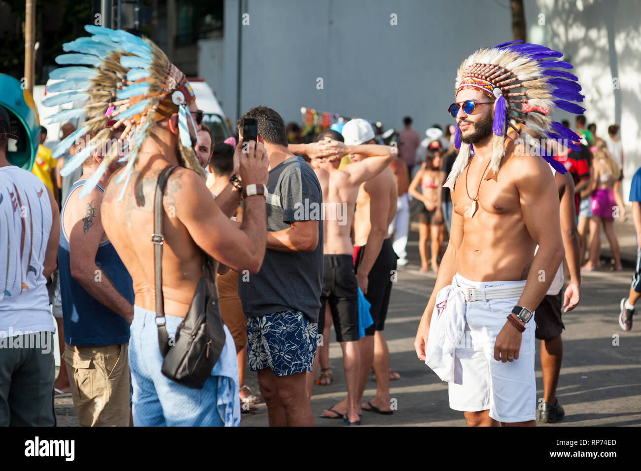 Rio De Janeiro 15 Marz 2017 Zwei Junge Brasilianische Manner Tragen Traditionelle Indianische Feder Stirnbander Fotos In Der Menge An Karneval Stockfotografie Alamy