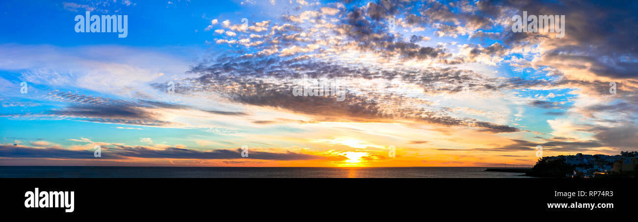 Blu Himmel und Wolken über Sonnenuntergang in Insel Fuerteventura, Spanien. Stockfoto