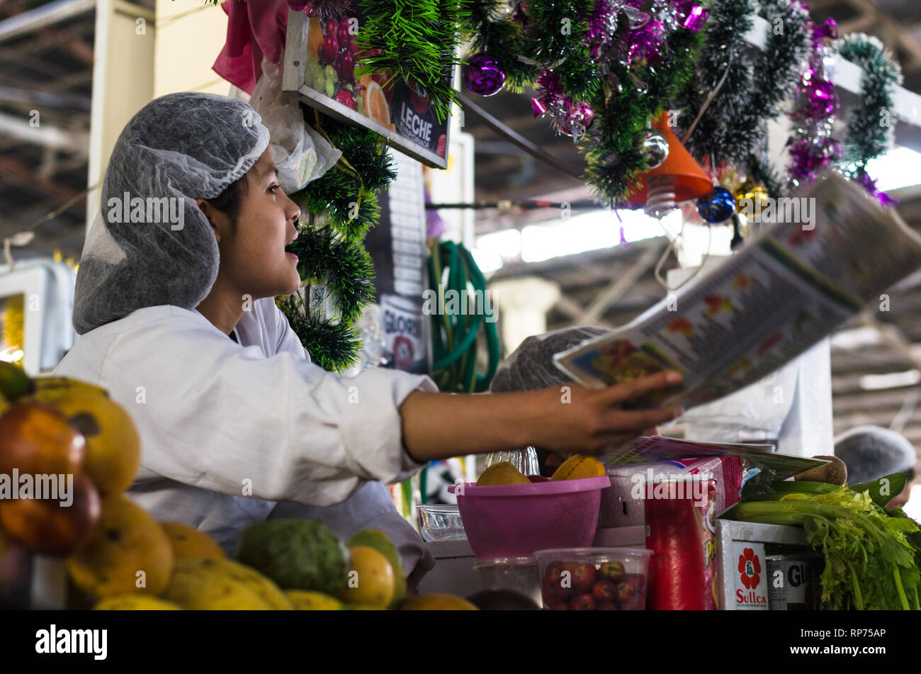 Lima, Peru, 30. Dezember, 2018: Saft Anbieter innerhalb des San Pedro Markt in Cusco - Peru Stockfoto