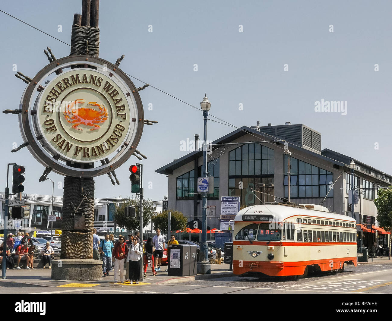 SAN FRANCISCO, Kalifornien, USA - 30. AUGUST 2015: Ein roter und weißer Straße Auto fährt die Vergangenheit der berühmten Fisherman's Wharf Stockfoto