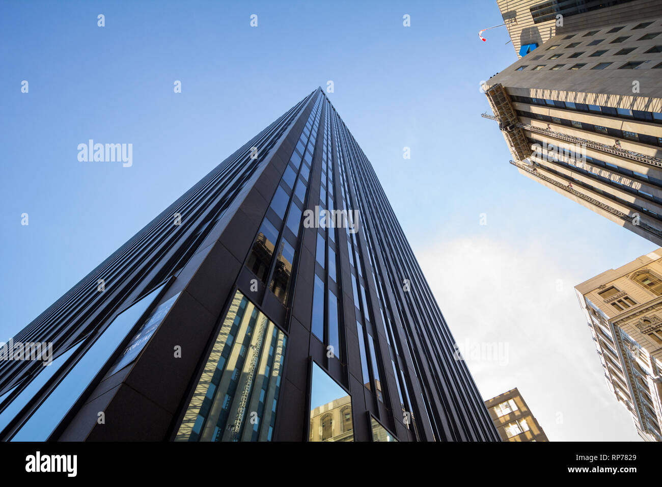 MONTREAL, KANADA - 4. NOVEMBER 2018: Place d'Armes mit Edifice Banque Nationale Gebäude in der Altstadt von Montreal, oder Vieux Montreal, während ein Sunn Stockfoto