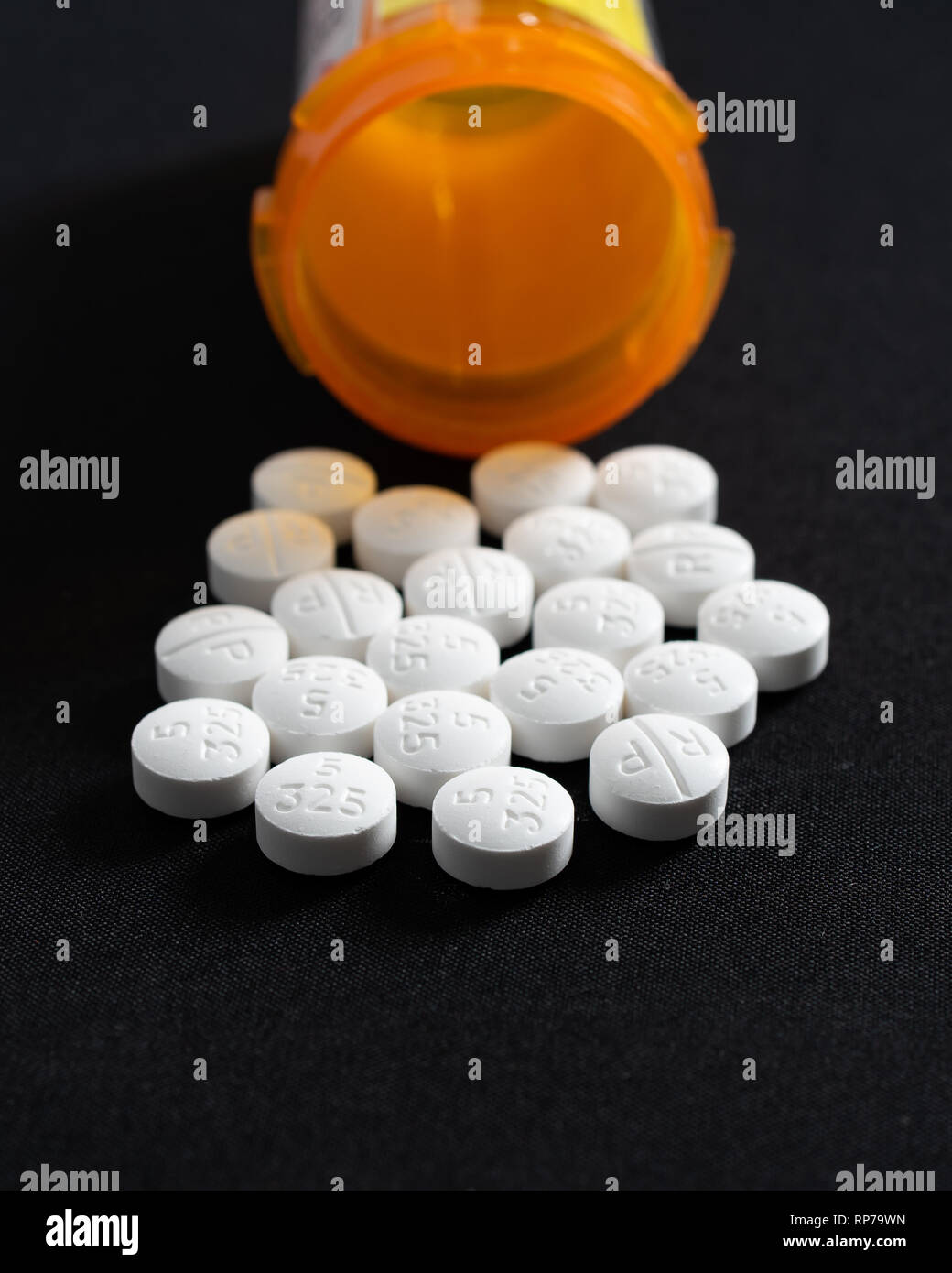 Eine Flasche Oxycodon Acetaminophen, ein verschreibungspflichtiges Medikament für Schmerzen. Stockfoto