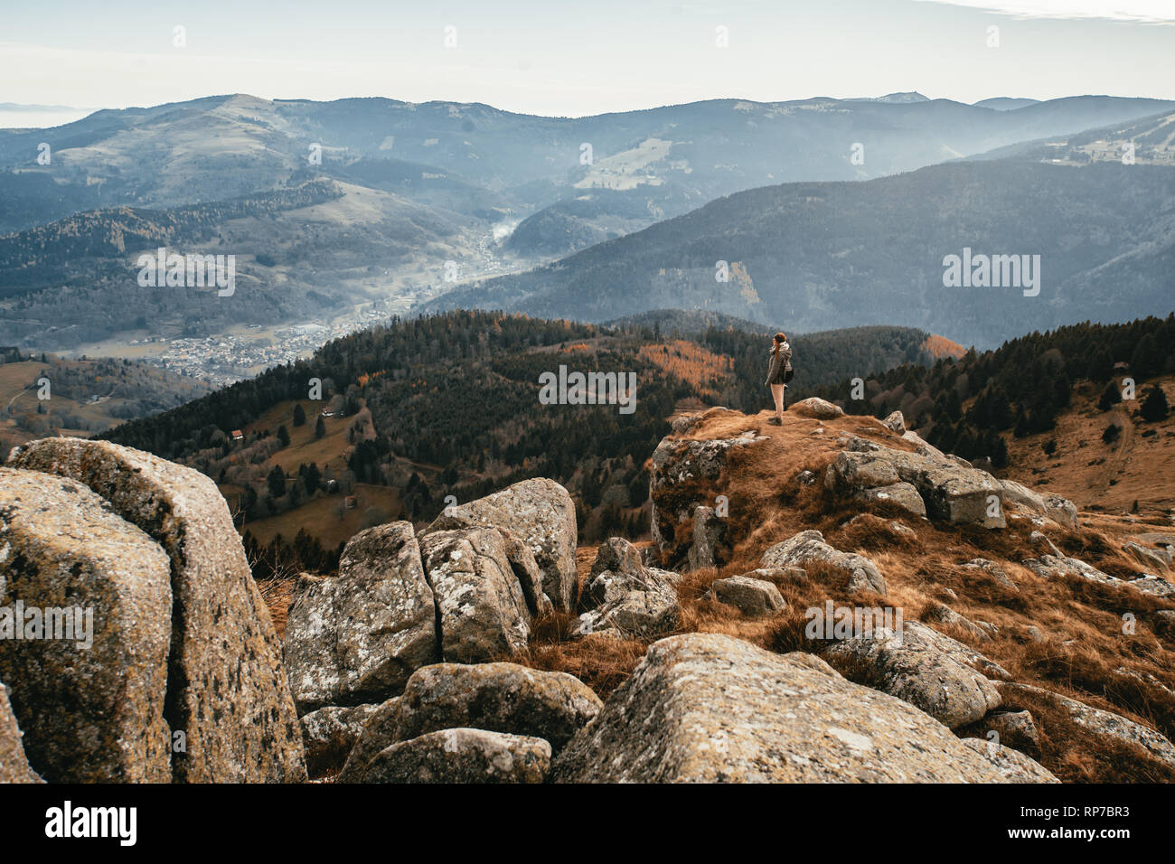 Ansicht von oben von Le Honeck, Vogesen in der Nähe von Schiessrothried See, Frankreich. Er ist etwas Nebel im Tal Stockfoto