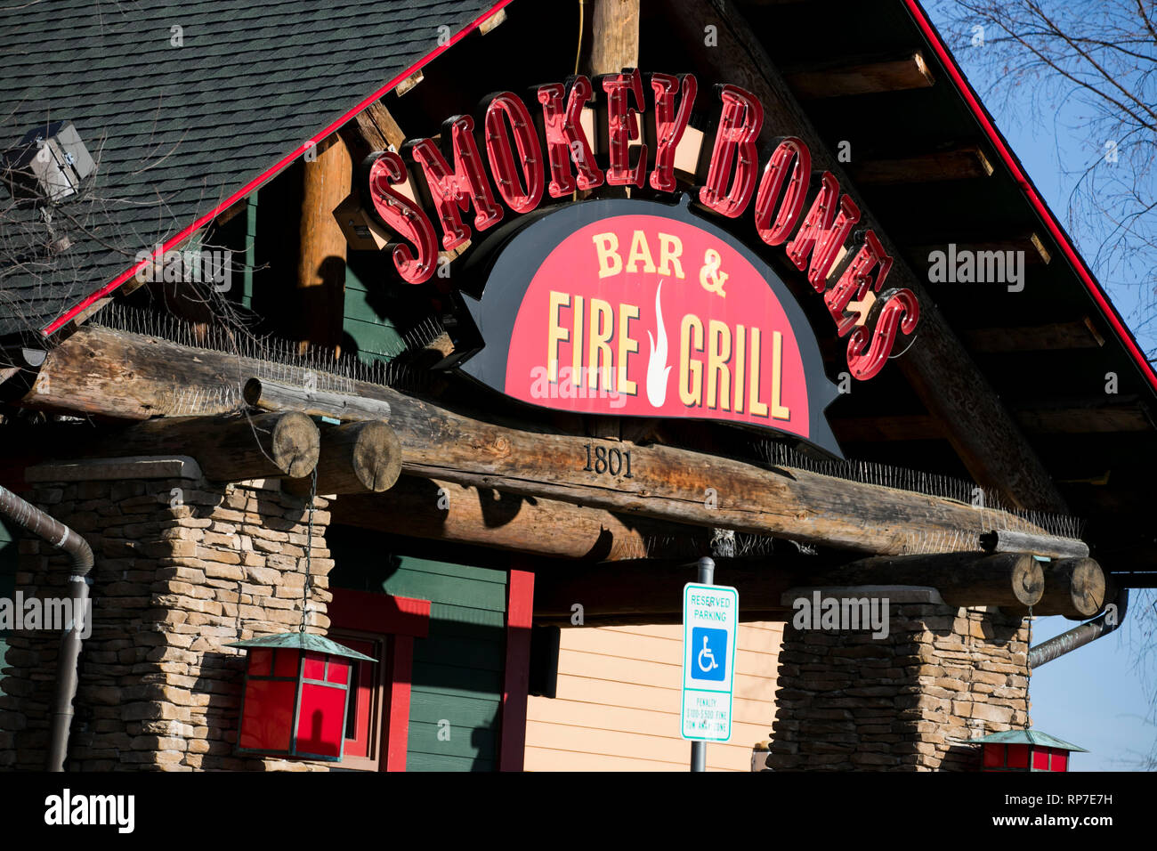 Ein logo Zeichen außerhalb eines Smokey Bones Bar und Feuer Grill Restaurant Lage in Fredericksburg, Virginia am 19. Februar 2019. Stockfoto