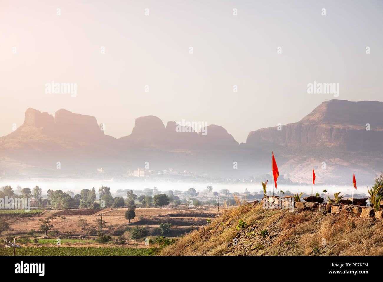 Foggy Mountain Valley bei Sonnenaufgang im Dorf in Nasik, Maharashtra, Indien Stockfoto